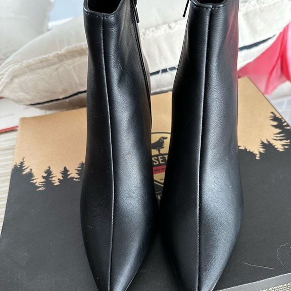 New Red delicious black 3” Healed boots - Picture 3 of 5